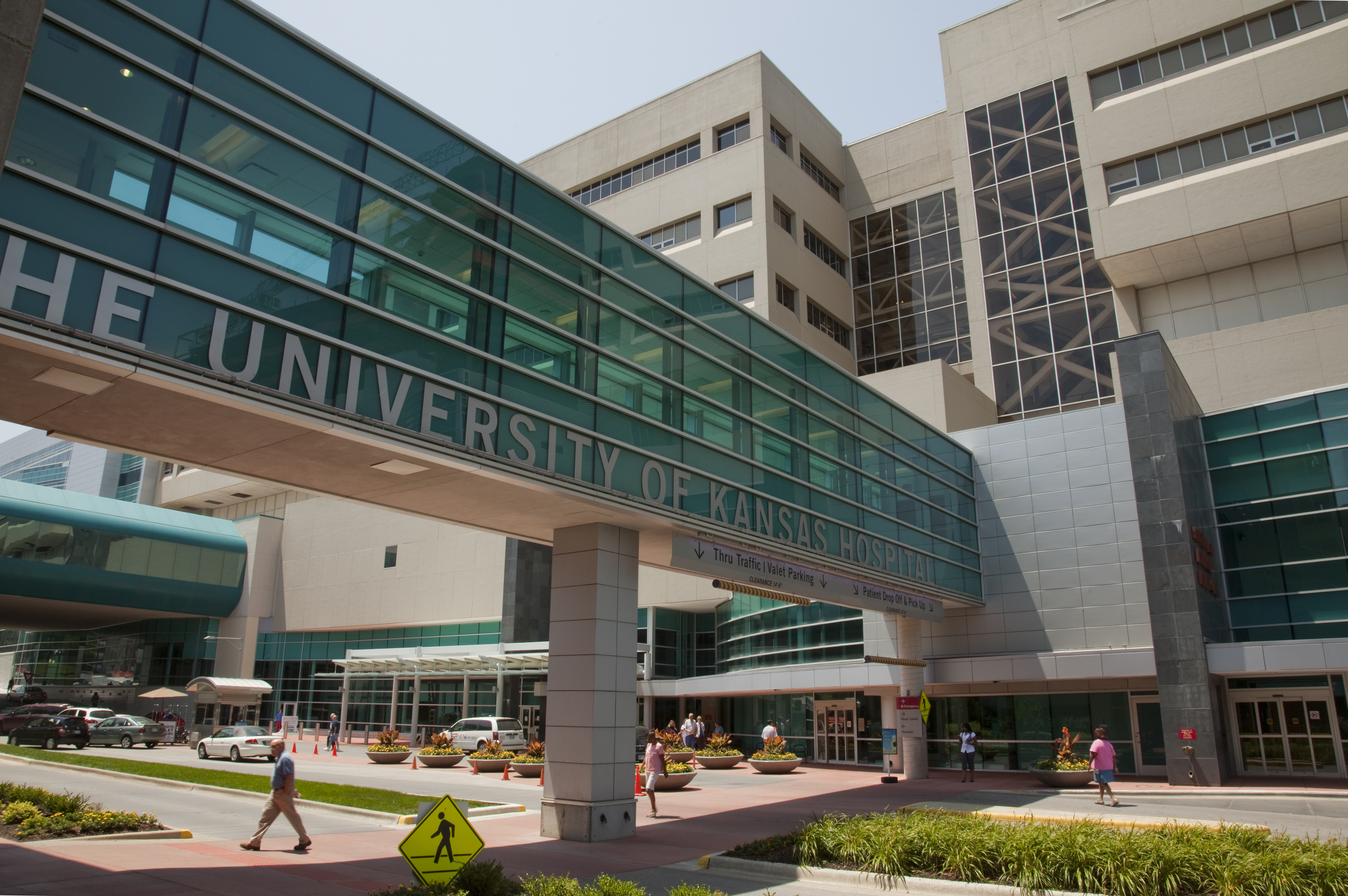 Kansas university. Kansas city va medical center. University of kansas campus. Канзасский университет. Штат канзас город лоренс.